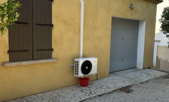 Installation d’un climatiseur mono-split Bosch dans une chambre à Six-Fours-les-Plages, Marseille, SIDPROGAZ